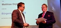 (V.l.n.r.:) Bezirksbürgermeister Michael Grunst (Die Linke) ehrt Matthias Orphal mit der Bürgermedaille 2018 des Bezirks Berlin-Lichtenberg. Foto: Bezirksamt Lichtenberg