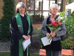 Pfarrerin Katharina Dang würdigt das Engagement der Künstlerin Birgit Wiemann. Foto: kklios