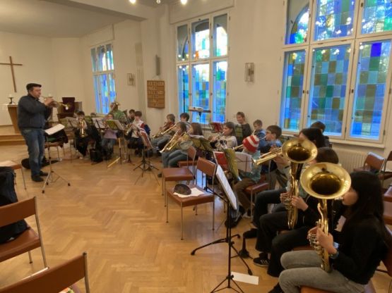 „Cool – wir haben total viel gelernt!“ Workshop mit 20 Jungbläserinnen und Jungbläsern unter Leitung von Jürgen Hahn im Gemeindezentrum Berlin-Biesdorf. Foto: Jürgen Bosenius