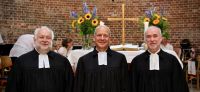 (V.l.n.r.:) Pfarrer Justus Schwer (Berlin-Biesdorf), Pfarrer Hartmut Scheel und Superintendent Hans-Georg Furian bei der Verabschiedung von Hartmut Scheel am 16. Juni 2019 in der St. Elisabethkirche. Foto: Jürgen Bosenius / kklios.de