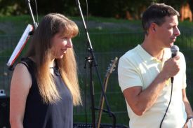 Pfarrerin Anke Schwedusch-Bishara und Justus Durben, Einrichtungsleiter der Kita Müggelbande. Foto: Jürgen Bosenius / kklios.de