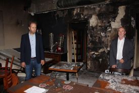 Der stellvertretende Superintendent Ulrich Kastner und Superintendent Hans-Georg Furian im Innenraum der durch einen Brandanschlag völlig zerstörten Kiez-Kneipe in der Lichtenberger Fanningerstraße. Foto: kklios.de