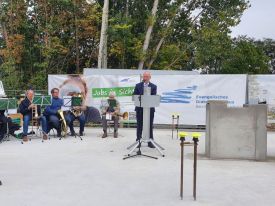 Grußwort von Superintendent Hans-Georg Furian anlässlich der Grundsteinlegung für das Wohnquartier „Wohnen im Alter am Wernergraben“ in Berlin-Mahlsdorf. Foto: Matthias Katsch