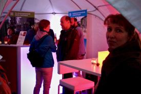 Abend der Begegnung - Pfarrerin Anke Schwedusch-Bishara (rechts) am Ende des ersten Veranstaltungstages mit Gästen im Gemeinschaftsstand der Gemeinden Friedrichshagen, Müggelheim, Rahnsdorf und Schöneiche. Foto: Jürgen Bosenius