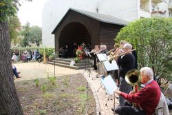 Von der Sonne verwöhnt – Festgottesdienst: 100 Jahre Kirche und 125 Jahre Gemeinde Johannisthal. Foto: Jürgen Bosenius / kklios.de