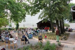 Von der Sonne verwöhnt – Festgottesdienst: 100 Jahre Kirche und 125 Jahre Gemeinde Johannisthal. Foto: Jürgen Bosenius / kklios.de