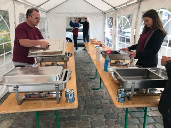 Vorbereitung Abendbrot - 4. Regionale Konfi-Nacht in Berlin-Friedrichshagen am 23. und 24. Juni 2018. Fotos: Bosenius/Teamer*innen/Treu