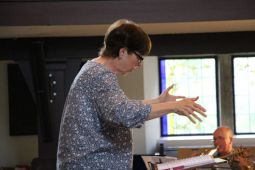 Probenwochenende in der Karlshorster "Kirche zur Frohen Botschaft" unter Leitung von Angie Hunter mit Bläserinnen und Bläsern aus den Kirchenkreisen Lichtenberg-Oberspree und Nord-Ost. Foto: Jürgen Bosenius / KKLIOS