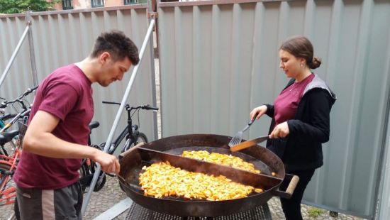 Vorbereitung Abendbrot - 4. Regionale Konfi-Nacht in Berlin-Friedrichshagen am 23. und 24. Juni 2018. Fotos: Bosenius/Teamer*innen/Treu