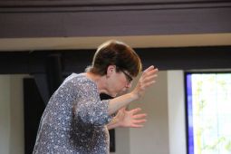 Probenwochenende in der Karlshorster "Kirche zur Frohen Botschaft" unter Leitung von Angie Hunter mit Bläserinnen und Bläsern aus den Kirchenkreisen Lichtenberg-Oberspree und Nord-Ost. Foto: Jürgen Bosenius / KKLIOS