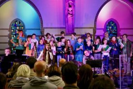 Zusammen mit der Sängerin Tarme gestalteten die Klassen 6a und 6b der Ev. Grundschule Lichtenberg ein Konzert in der Charlottenburger Trinitatiskirche. Foto: Jürgen Bosenius
