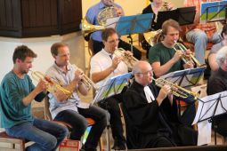Geistliche Abendmusik in der Karlshorster "Kirche zur Frohen Botschaft" am 3. Juni 2018 unter Leitung von Angie Hunter mit Bläserinnen und Bläsern aus den Kirchenkreisen Lichtenberg-Oberspree und Nord-Ost. Foto: Jürgen Bosenius / KKLIOS
