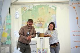 Kreisjugendreferent Sebastian Sievers stellte vor dem Roten Rathaus – hier mit Aline Chille vom AKD – das Kirchenkreis-Projekt "Offroad" vor. Foto: Jürgen Bosenius