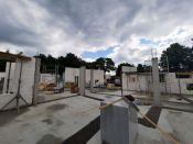 Hier tut sich was! Die neue Kita auf dem Butenfeld in Fredersdorf-Vogelsdorf nimmt Gestalt an – Richtfest am 27. September 2024. Foto: Alexander Bellmann