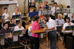 Kreisposaunenwart Martin Leue überreicht Angie Hunter ein Geschenk während der Geistlichen Abendmusik in der Karlshorster "Kirche zur Frohen Botschaft" mit Bläserinnen und Bläsern aus den Kirchenkreisen Lichtenberg-Oberspree und Nord-Ost. Foto: Jürgen Bosenius / KKLIOS