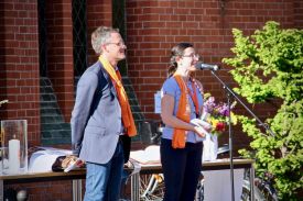 Feierabendmahl in Friedrichshagen – Pfarrer Alexander Höner und Vikarin Rebecca Marquardt. Foto: Jürgen Bosenius
