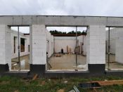 Hier tut sich was! Die neue Kita auf dem Butenfeld in Fredersdorf-Vogelsdorf nimmt Gestalt an – Richtfest am 27. September 2024. Foto: Alexander Bellmann