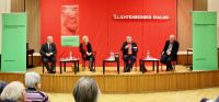 Der "1. Lichtenberger Dialog" mit (v.l.n.r.) Superintendent Hans-Georg Furian, Dr. Gesine Lötzsch MdB (Linke), dem Publizisten Wolfgang Templin und Pfarrer Edgar Dusdal, Berlin-Karlshorst. Foto: Jürgen Bosenius / kklios