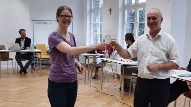 Astrid Groth, Kitakoordinatorin des Kirchenkreises, stieß mit Superintendent Hans-Georg Furian und den Kolleg*innen der anderen Fachbereiche auf den Erfolg an. Foto: Olivia Kauert / kklios.de