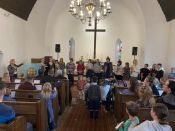 Mit einem Festgottesdienst hat die Evangelische Kirchengemeinde Mahlsdorf das zehnjährige Bestehen ihres Kindergartens am 3. März 2024 gefeiert – Einweihung der „Kinderkirche“ auf dem Außengelände. Foto: Jürgen Bosenius
