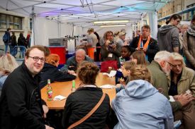 Abend der Begegnung - Pfarrer Lucas Ludewig (links) freute sich über das rege Interesse an den Angeboten des Marzahner Gemeindestandes. Foto: Jürgen Bosenius