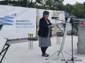 Grußwort von Dagmar Pohle, Bezirksbürgermeisterin Marzahn-Hellersdorf, anlässlich der Grundsteinlegung für das Wohnquartier „Wohnen im Alter am Wernergraben“ in Berlin-Mahlsdorf. Foto: Matthias Katsch
