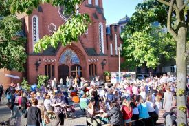 Feierabendmahl vor der Christophoruskirche in Friedrichshagen. Foto: Jürgen Bosenius