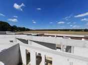 Hier tut sich was! Die neue Kita auf dem Butenfeld in Fredersdorf-Vogelsdorf nimmt Gestalt an – Richtfest am 27. September 2024. Foto: Alexander Bellmann