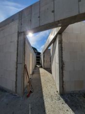 Hier tut sich was! Die neue Kita auf dem Butenfeld in Fredersdorf-Vogelsdorf nimmt Gestalt an – Richtfest am 27. September 2024. Foto: Alexander Bellmann