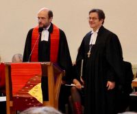 Pfarrer Hartmut Wittig (li.) und Bischof Dr. Markus Dröge zu Beginn des Festgottesdienstes im Evangelischen Gemeindezentrum in Berlin-Hellersdorf anlässlich des 25-jährigen Kirchweihjubiläums. Foto: kklios