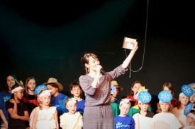 Kindermusical "Kain und Abel" aus Lichtenberg im "Zentrum Kinder": Komponistin, Texterin und Regisseurin Claudia Gundlach machte zu Beginn ein bisschen Werbung. Wer das Stück gesehen und gehört hat, versteht es: Kaufempfehlung! Foto: Jürgen Bosenius 