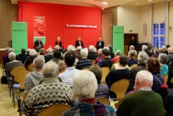Auftakt des "Lichtenberger Dialogs" mit Gesine Lötzsch und Wolfgang Templin im Haus des Kirchenkreises vor mehr als 120 Gästen. Foto: Jürgen Bosenius / kklios