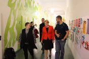 Schulleiterin Beate Sommerfeldt (links) und Bundesfamilienministerin Franziska Giffey auf dem Weg zur Lesung. Foto: Jürgen Bosenius / kklios.de