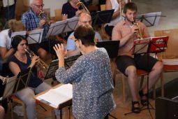 Probenwochenende in der Karlshorster "Kirche zur Frohen Botschaft" unter Leitung von Angie Hunter mit Bläserinnen und Bläser aus den Kirchenkreisen Lichtenberg-Oberspree und Nord-Ost. Foto: Jürgen Bosenius / KKLIOS