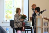 Dankeschön: Pfarrerin Beatrix Spreng aus der Kirchengemeinde Joachimsthal (Kirchenkreis Barnim) präsentierte ihr Projekt BAFF: Bands auf festen Füßen. Foto: Jürgen Bosenius / kklios.de