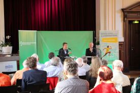 Altbischof Wolfgang Huber und Superintendent Hans-Georg Furian beim Auftakt des 2. Lichtenberger Dialogs im Festsaal des Ev. Krankenhauses Königin Elisabeth Herzberge (KEH) am 21. Mai 2019. Foto: Jürgen Bosenius / kklios.de