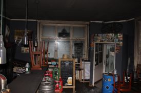 Innenraum der durch einen Brandanschlag völlig zerstörten Kiez-Kneipe in der Lichtenberger Fanningerstraße. Foto: kklios.de