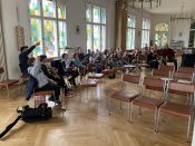 „Cool – wir haben total viel gelernt!“ Workshop mit 20 Jungbläserinnen und Jungbläsern unter Leitung von Jürgen Hahn im Gemeindezentrum Berlin-Biesdorf. Foto: Jürgen Bosenius