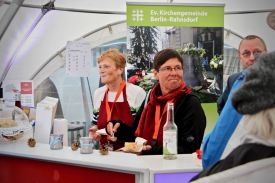 Abend der Begegnung - Pfarrerin Claudia Scheufele (2.v.l.) am Gemeinschaftsstand der Gemeinden Friedrichshagen, Müggelheim, Rahnsdorf und Schöneiche. Foto: Jürgen Bosenius