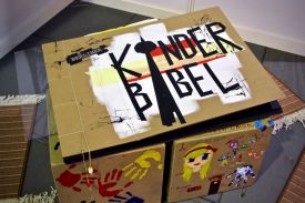 Berliner Kinderbibel auf dem Messegelände: Die Klassen 5b und 6a der Ev. Grundschule Lichtenberg waren daran beteiligt. Foto: Jürgen Bosenius