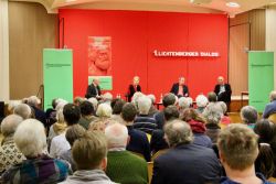 Auftakt des "Lichtenberger Dialogs" mit Gesine Lötzsch und Wolfgang Templin im Haus des Kirchenkreises vor mehr als 120 Gästen. Foto: Jürgen Bosenius / kklios