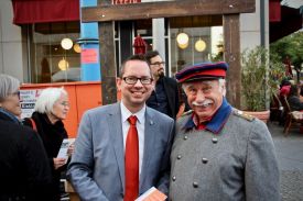 Abend der Begegnung – Oliver Igel (SPD), Bezirksbürgermeister von Treptow-Köpenick, schaute beim Kirchenkreis Lichtenberg-Oberspree vorbei und hatte den Hauptmann von Köpenick gleich mit im Gepäck. Foto: Jürgen Bosenius