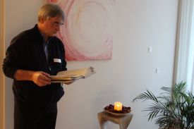 Carsten Unbehaun liest im Erinnerungsbuch, mit dem der Gäste des Hauses gedacht wird. Foto: Jürgen Bosenius / kklios.de