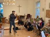 „Cool – wir haben total viel gelernt!“ Workshop mit 20 Jungbläserinnen und Jungbläsern unter Leitung von Jürgen Hahn im Gemeindezentrum Berlin-Biesdorf. Foto: Jürgen Bosenius
