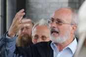 Dankeschönabend 2017 – Dr. Volkmar Hirth führt die Synodalen und hauptamtlich Mitarbeitenden über die Internationale Gartenausstellung. Bild: kklios