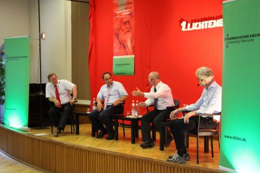 „Lichtenberger Dialog“ am 29. Mai 2018 mit (v.l.n.r.) Thüringens Ministerpräsident Bodo Ramelow, Konsistorialpräsident Jörg Antoine, Superintendent Hans-Georg Furian und Moderator Hans Dieter Heimendahl. Foto: Jürgen Bosenius / KKLIOS