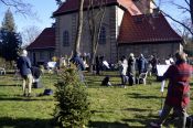 Ein Osterfest, das Hoffnung macht - mit den Klängen von Trompeten, Hörnern und Posaunen. Hier vor der Taborkirche in Wilhelmshagen. Foto: Jörg Buhle
