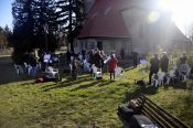 Ein Osterfest, das Hoffnung macht - mit den Klängen von Trompeten, Hörnern und Posaunen. Hier vor der Taborkirche in Wilhelmshagen. Foto: Jörg Buhle