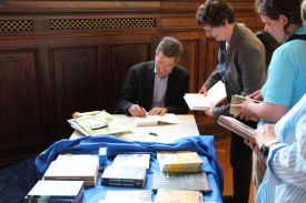 Altbischof Wolfgang Huber nahm sich im Anschluss an die Veranstaltung noch die Zeit, sein Buch zu signieren. Foto: Jürgen Bosenius / kklios.de