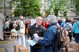 Abend der Begegnung – Superintendent Hans-Georg Furian im Gespräch mit einem Kirchtentagsbesucher auf einer der "Inseln der Begegnung" Unter den Linden. Foto: Jürgen Bosenius
